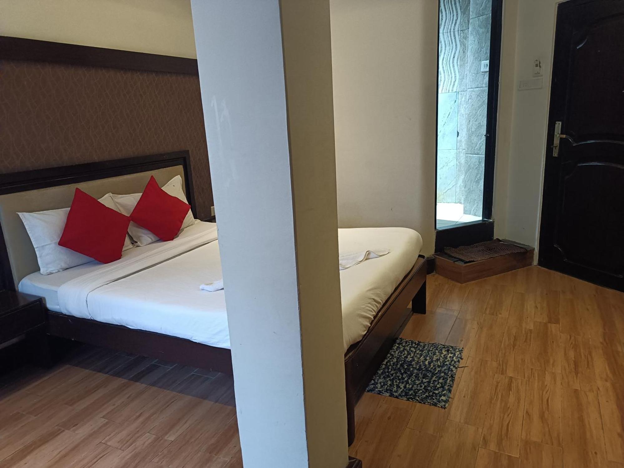 Hotel Serene Шилонг Екстериор снимка
