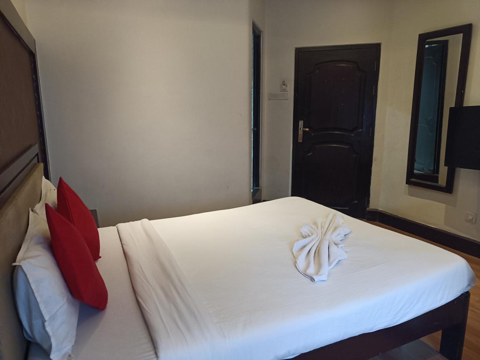 Hotel Serene Шилонг Екстериор снимка