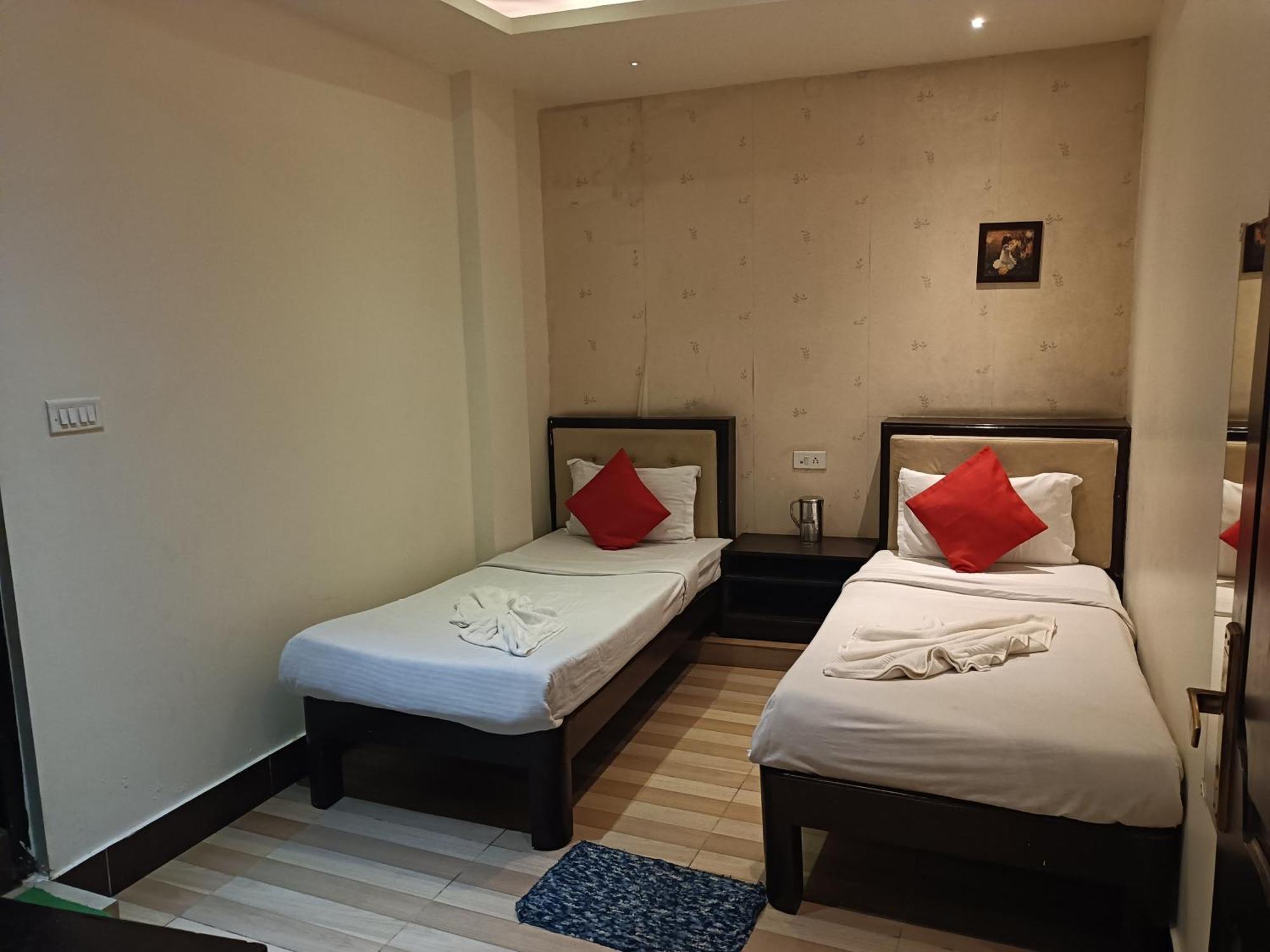 Hotel Serene Шилонг Екстериор снимка
