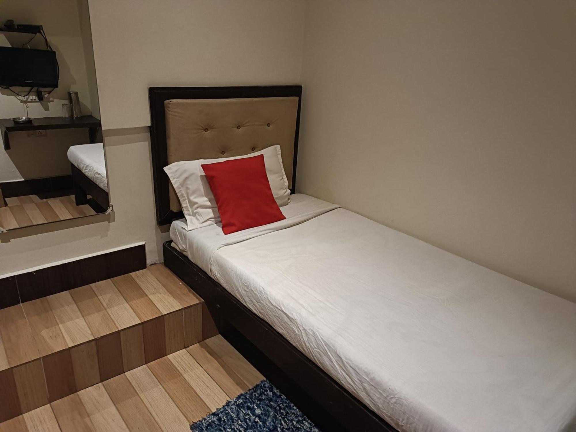 Hotel Serene Шилонг Екстериор снимка