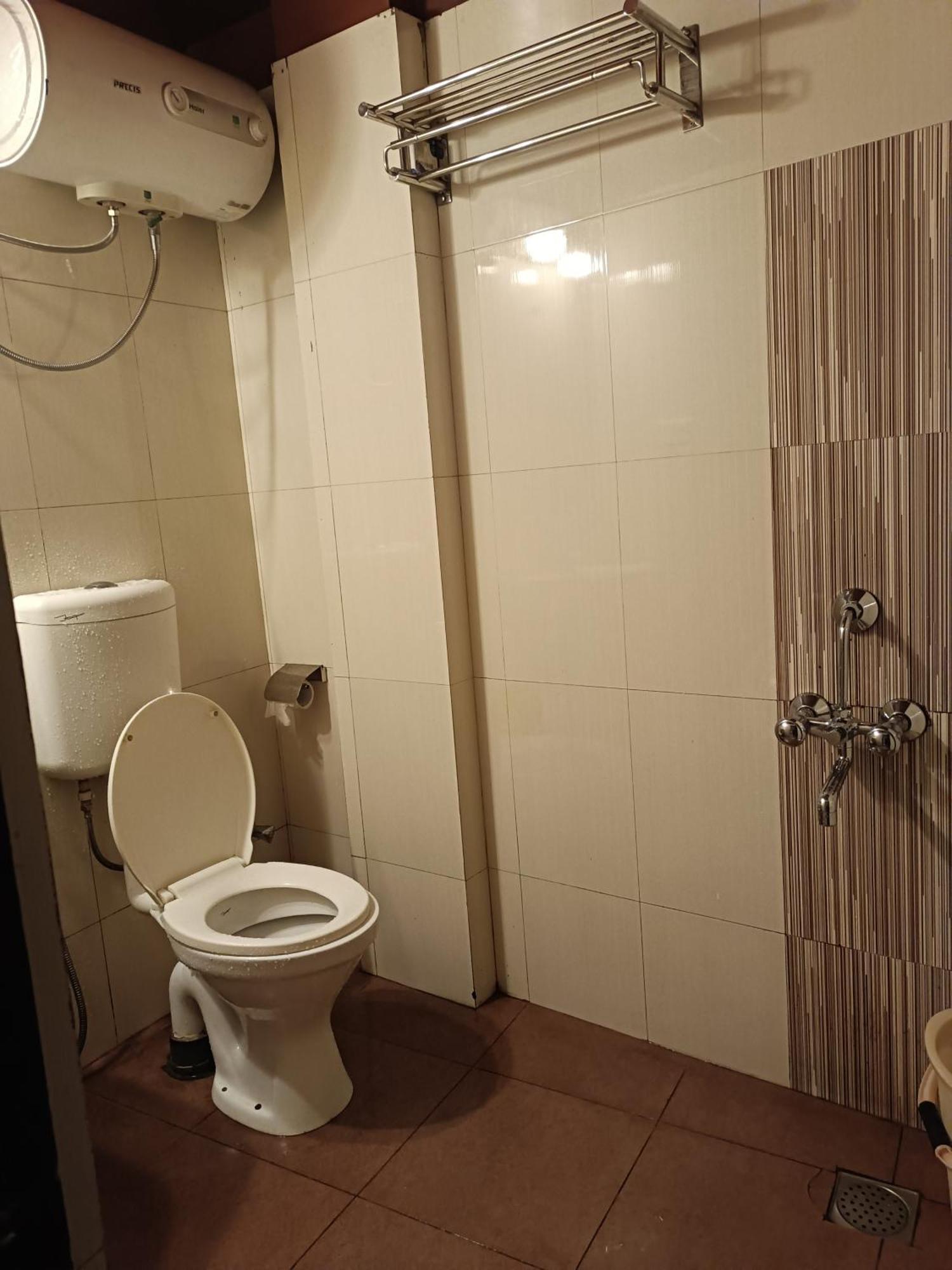 Hotel Serene Шилонг Екстериор снимка