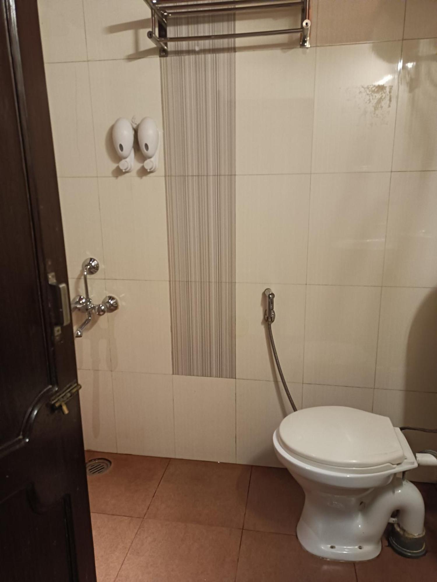 Hotel Serene Шилонг Екстериор снимка