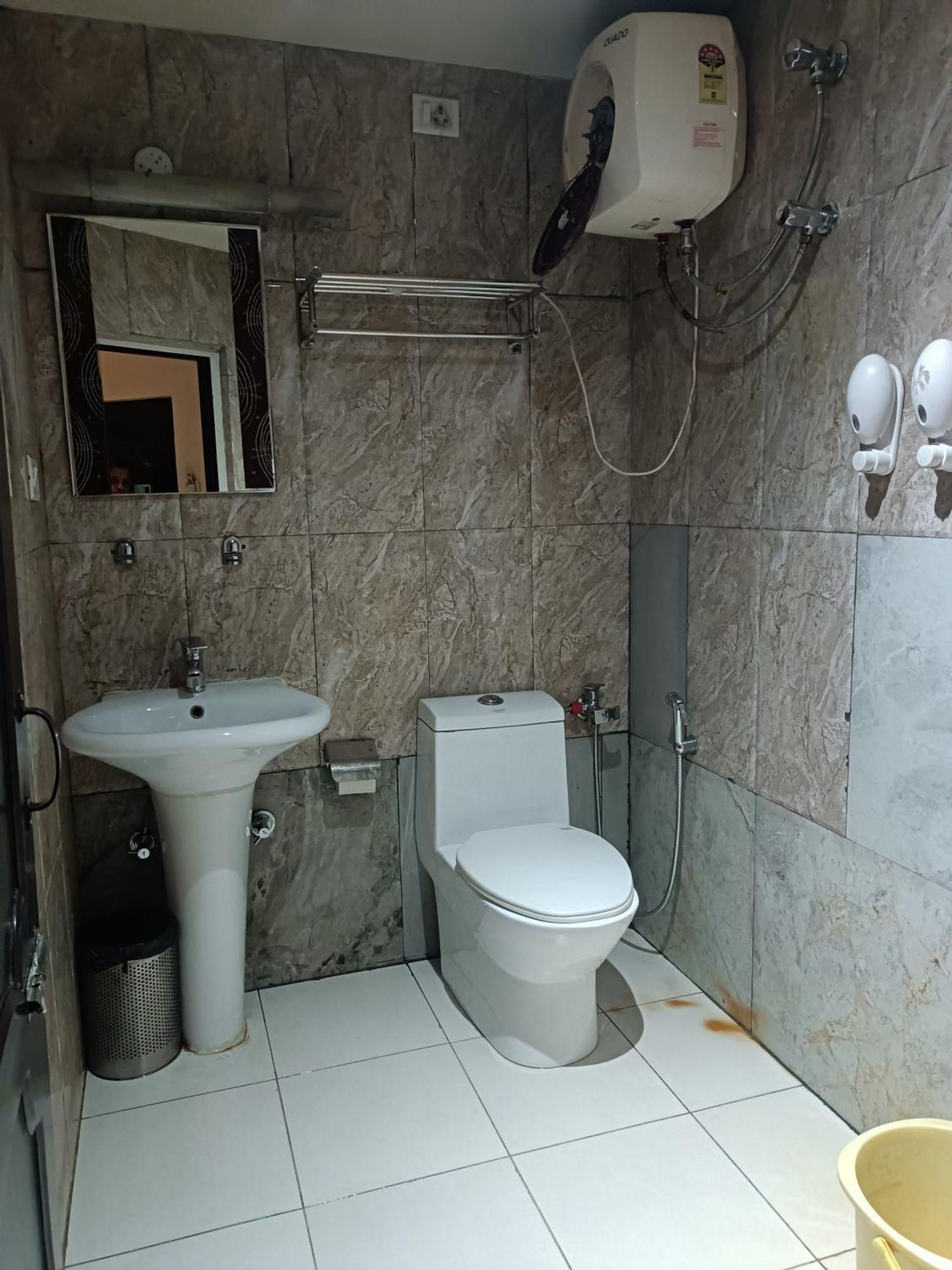 Hotel Serene Шилонг Екстериор снимка